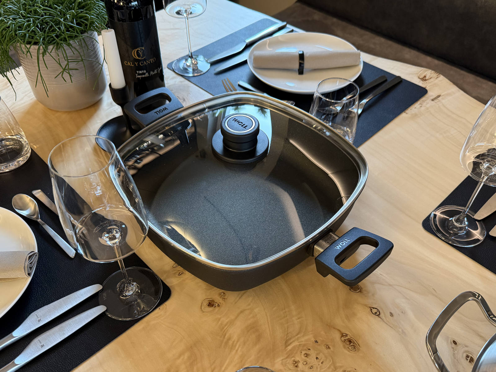 Servierpfanne der Woll Serie Nowo Titanium auf dem Tisch