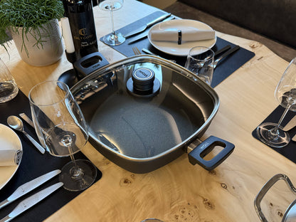 Servierpfanne der Woll Serie Nowo Titanium auf dem Tisch