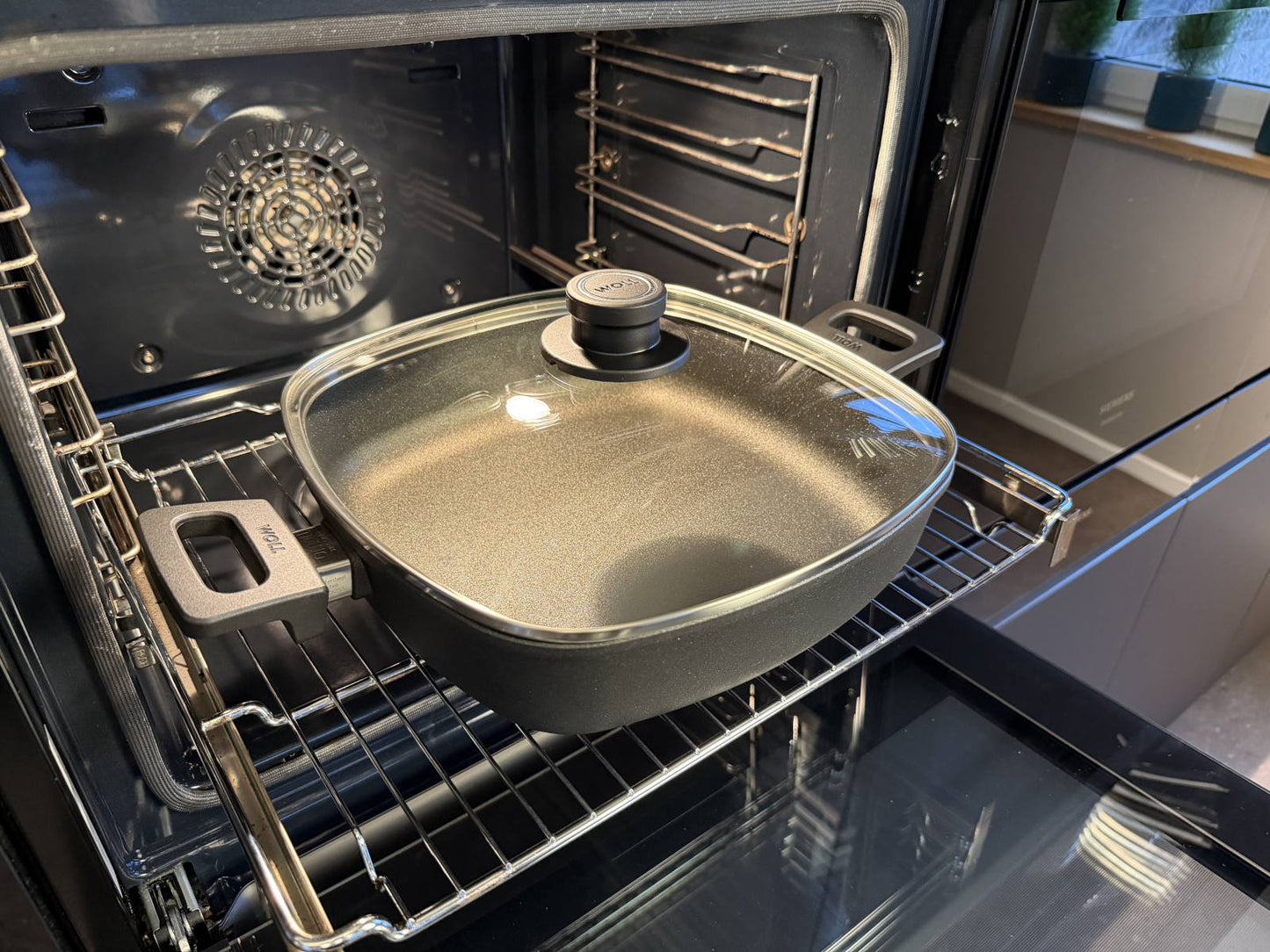 Servierpfanne der Woll Serie Nowo Titanium im Backofen