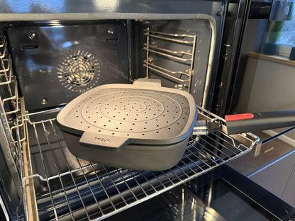 Quadratischer Spritzschutz der Marke Woll im Backofen