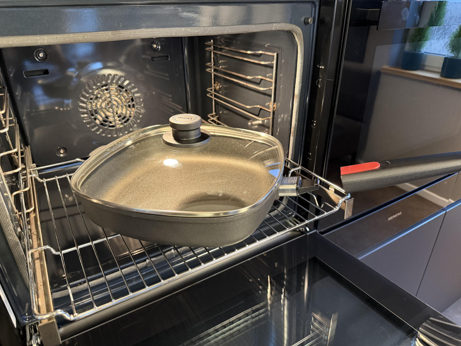Gusspfanne mit Deckel der Woll Serie Nowo Titanium im Backofen