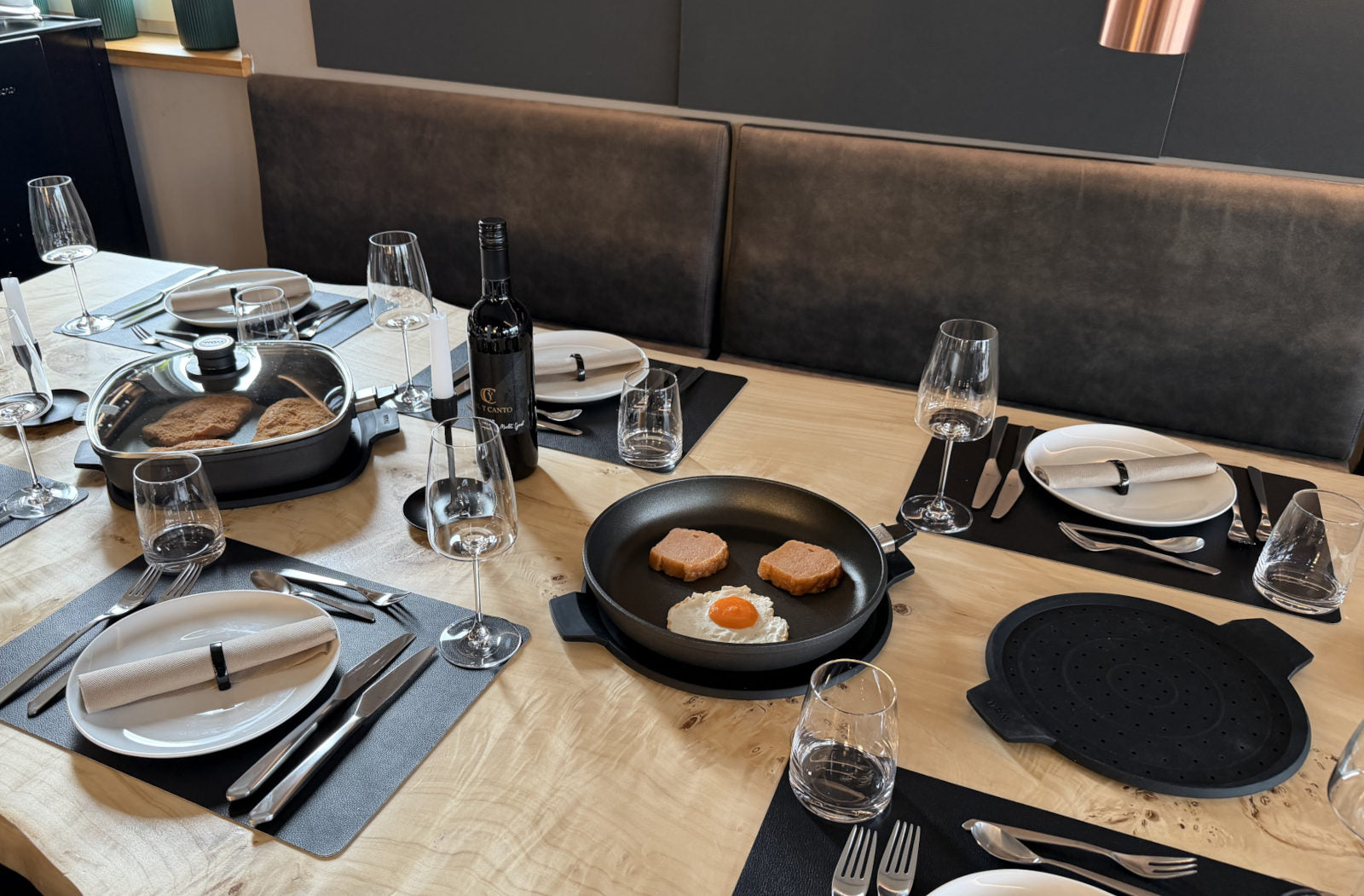 Runde und quadratische Gusspfannen der Woll Serie Nowo Titanium