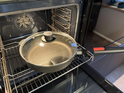 Gusspfanne mit Deckel der Woll Serie Nowo Titanium im Backofen