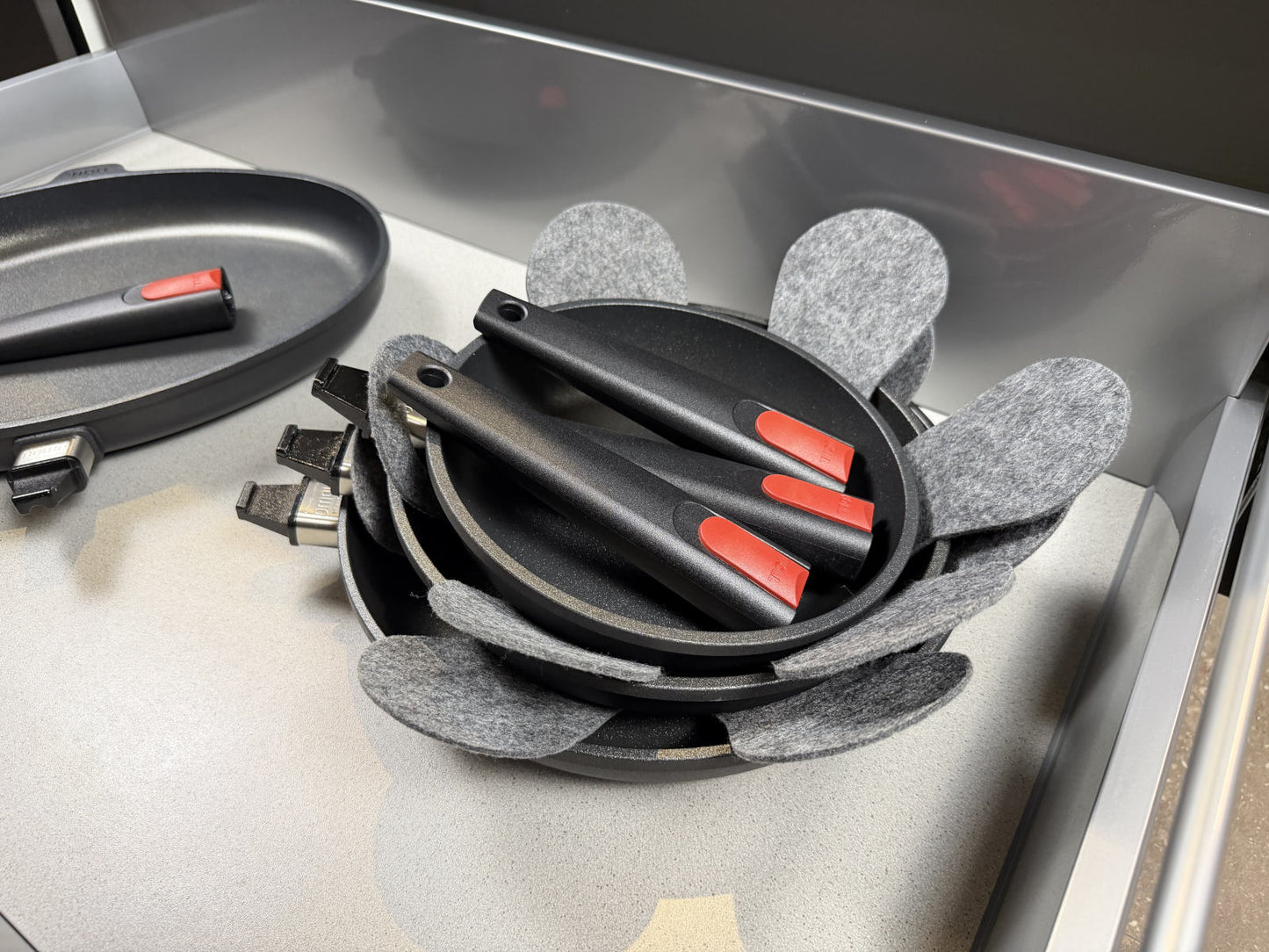 Abnehmbarer Griff der Gusspfannen der Woll Serie Nowo Titanium zur platzsparenden Lagerung