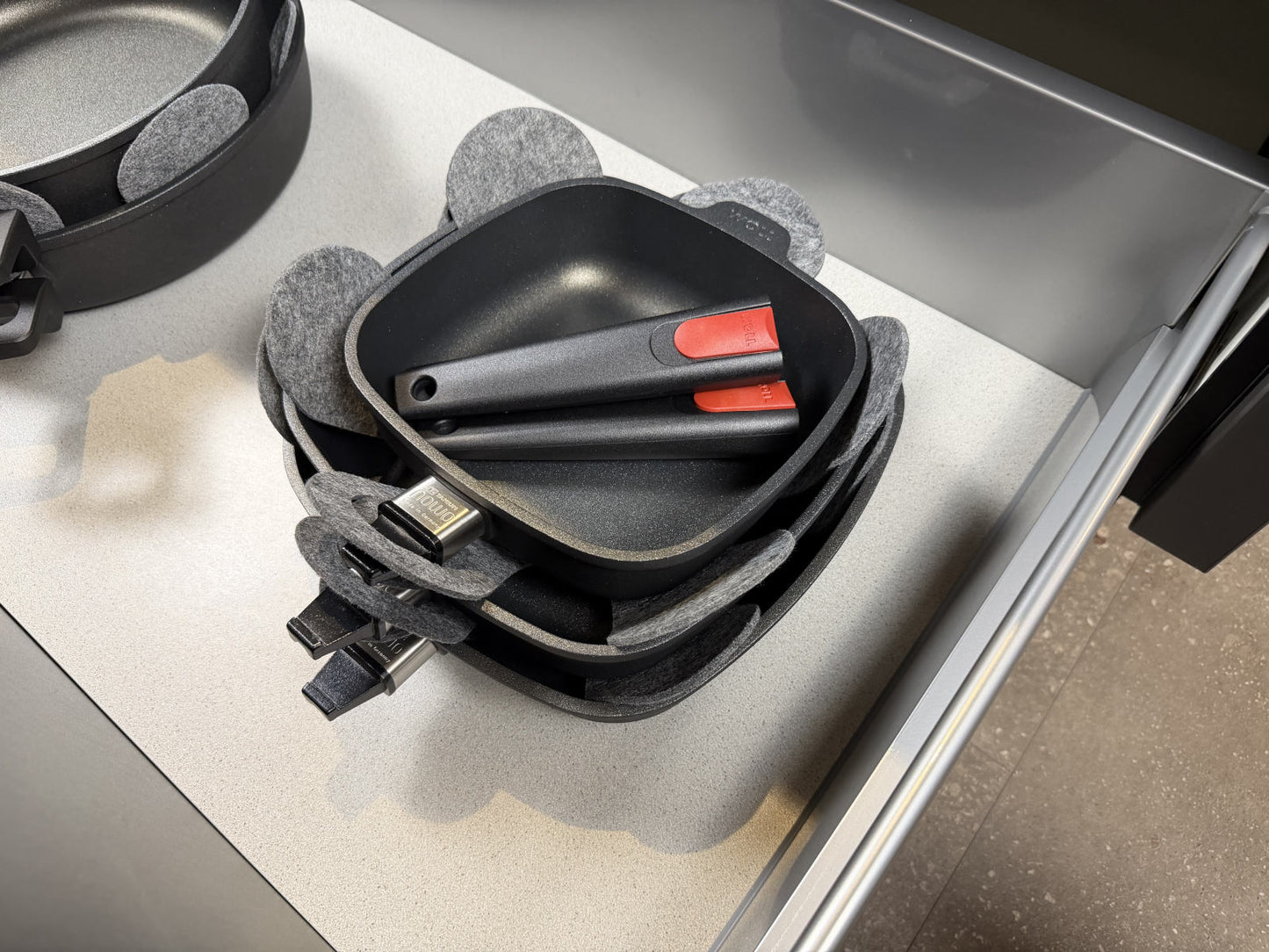 Abnehmbarer Griff der Gusspfannen der Woll Serie Nowo Titanium zur platzsparenden Lagerung