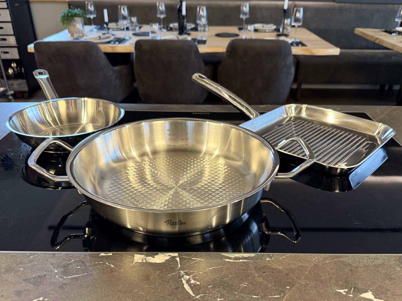 Verschiedene Bratflächen für Edelstahlpfannen: klassisch flach, mit Grillrippen und Wabenstruktur