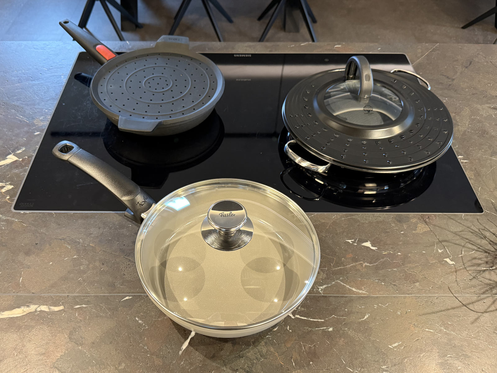 Übersicht verschiedener Pfannendeckel und Spritzschutz-Produkte für das Braten