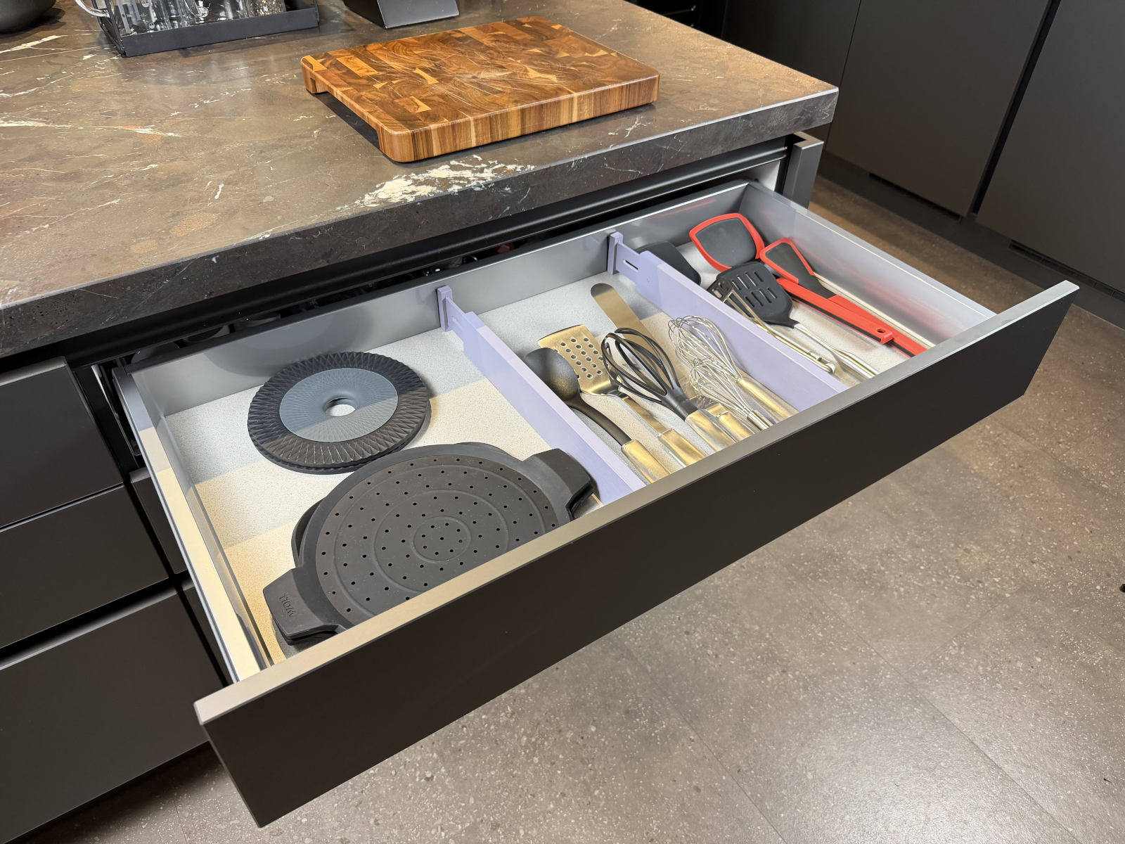 Verschiedenes Pfannenzubehör der Marken Fissler, GEFU und Woll