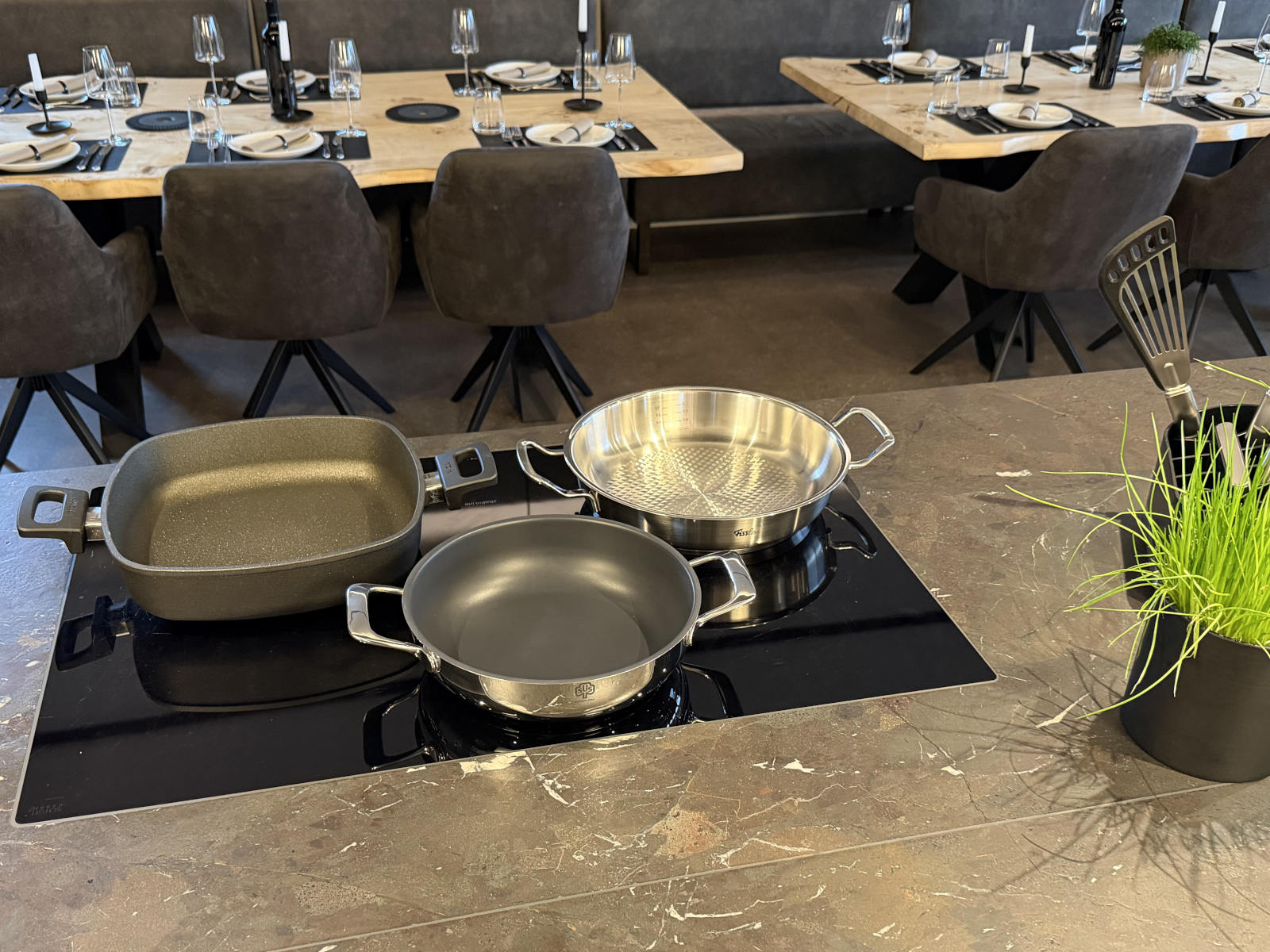 Übersicht von beschichteten und unbeschichteten Servierpfannen der Marken Fissler, Schulte-Ufer und Woll