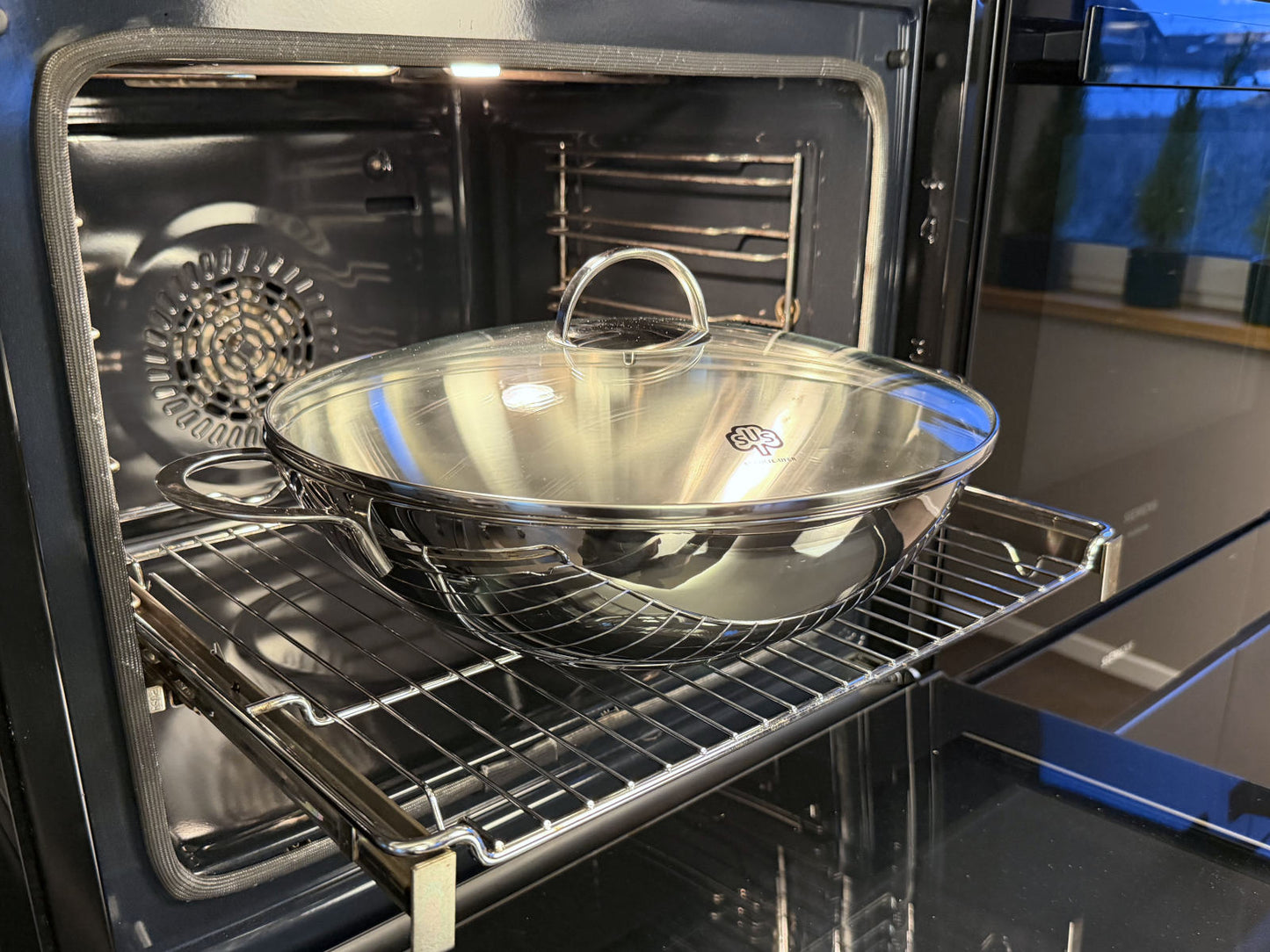 Edelstahl-Wok der Schulte-Ufer Serie Wave im Backofen