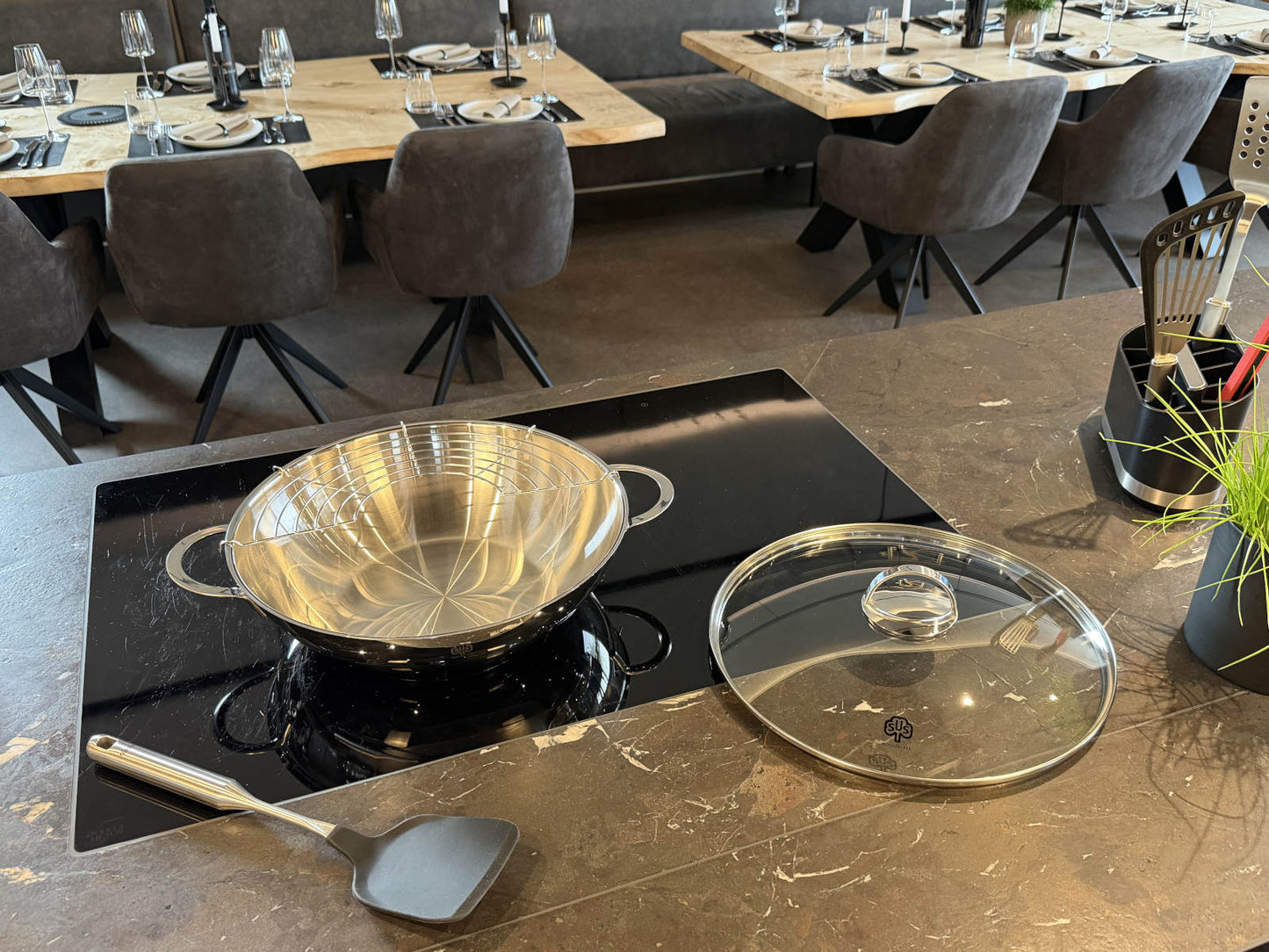 Edelstahl-Wok der Schulte-Ufer Serie Wave auf Induktionsherd