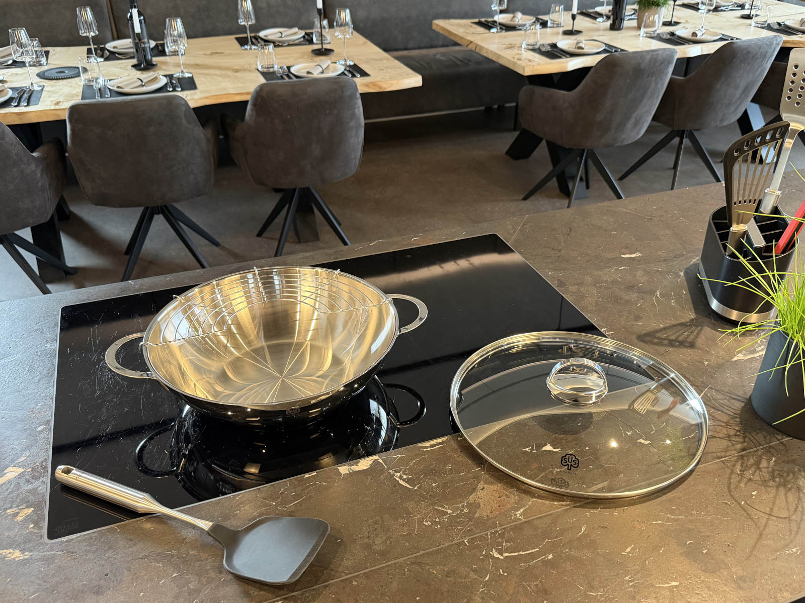 Edelstahl-Wok der Schulte-Ufer Serie Wave auf Induktionsherd