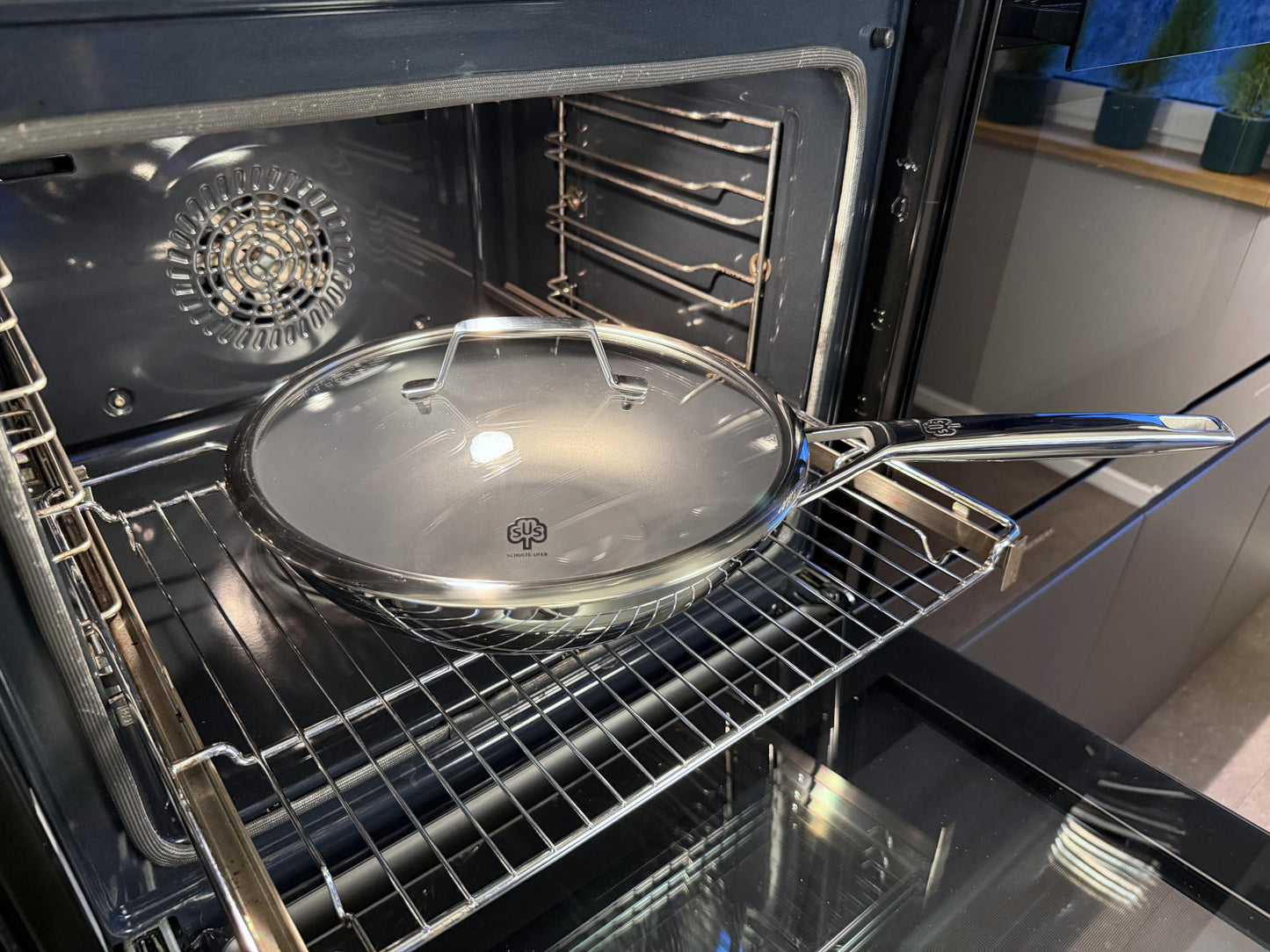 Wokpfanne Astral von Schulte-Ufer mit 28 cm Durchmesser im Backofen mit passenden Astral Pfannendeckel