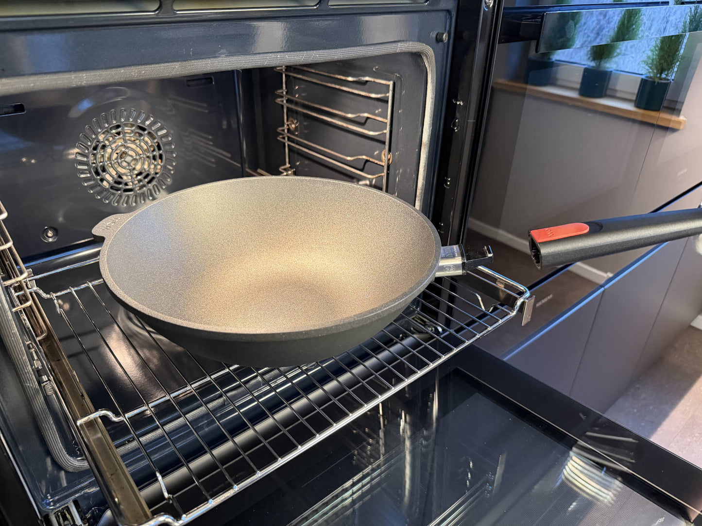 Wokpfanne der Woll Serie Nowo Titanium im Backofen