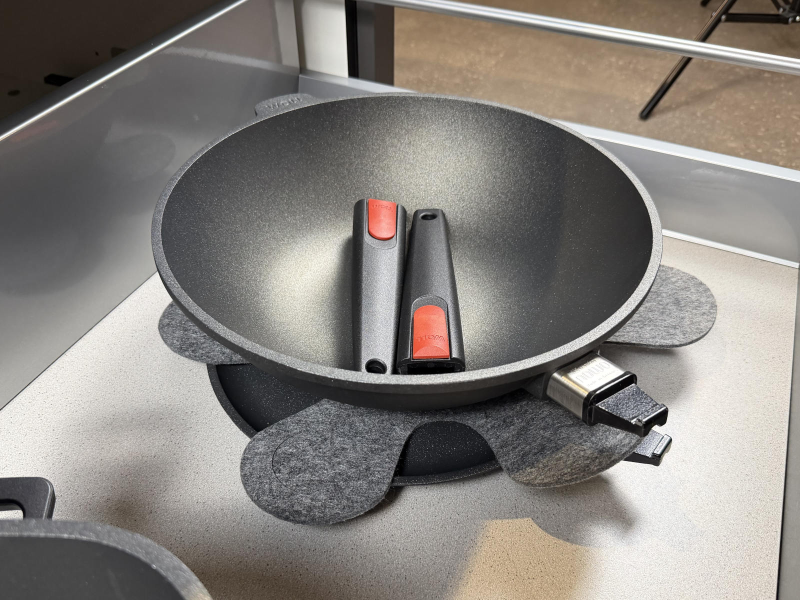 Crêpespfanne und Wokpfanne der Woll Serie Nowo Titanium platzsparend gelagert