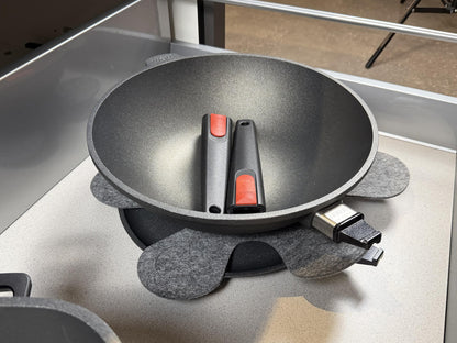 Crêpespfanne und Wokpfanne der Woll Serie Nowo Titanium platzsparend gelagert